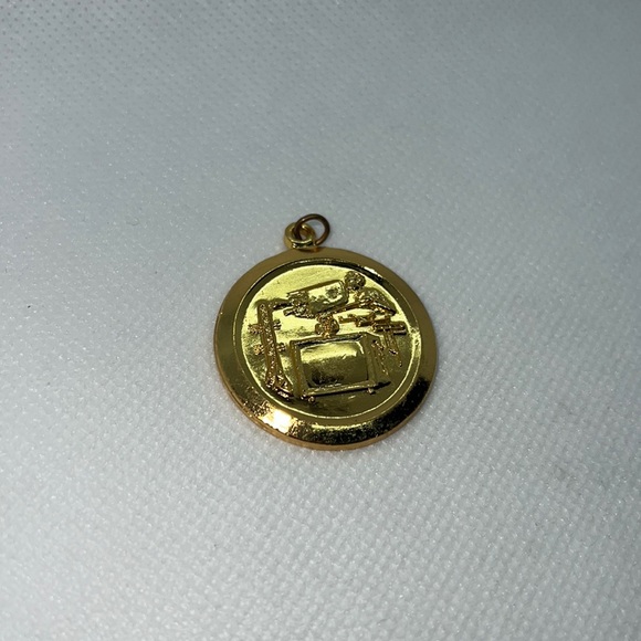 VINTAGE TECHNOLOGY TV PRODUCTION PENDANT CHARM GOLD TONE - Picture 3 of 10